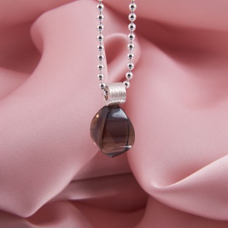 Nahaufnahme des 4seitigen Rauchquarz Pendel Anhänger auf einer Kugelkette hängend.